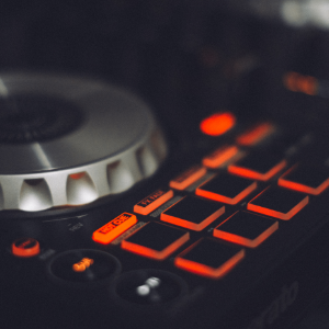 Kontroler DJ z podświetlanymi pomarańczowymi przyciskami